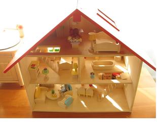 ドールハウス　木のおもちゃ　赤い屋根のドールハウス人形2体つき　アウトレット