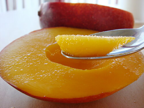 久米島産アップルマンゴー2キロ（4〜5玉）場合によっては6玉になることもあります。