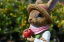 うさぎ トマトを持つうさぎうさぎの置物 置物 ラビットトマト農家 Mrs.TOMATOお庭や玄関はもちろん、お部屋にも。プレゼントにもどうぞ。
