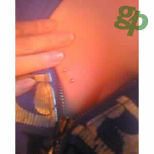 ゆなさんさんの胸元のボディピアス写真★チタンバナナバーベル/14ゲージ（GG）（M）
