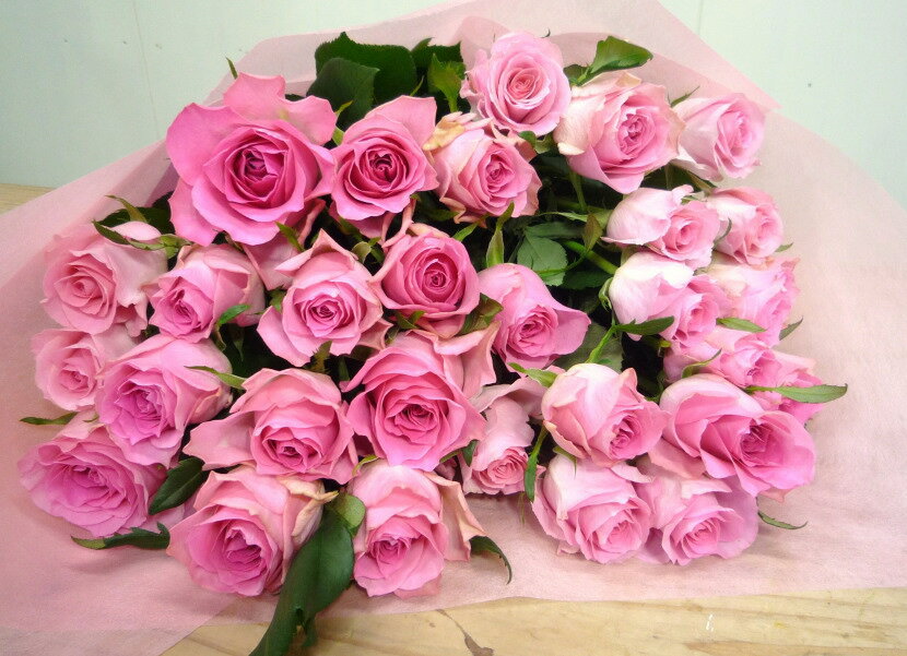 【送料無料】至極のピンクバラ（薔薇）30本の花束。特別なピンクバラを揃えた、至極の花束。上質なバラを贅沢に束ねています。特別なプレゼントや、プロポーズなどにお贈りくださいませ。