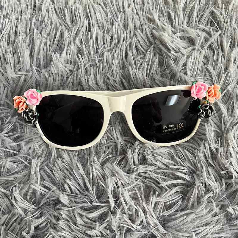 サングラス レディース UV400カット 紫外線対策 度付き対応 レトロ クラシック かわいい フラワー装飾 ローズモチーフ スクエアフレーム PC素材 日焼け対策 お出かけ 旅行 ビーチ リゾート ドライブ ファッション小物 春夏