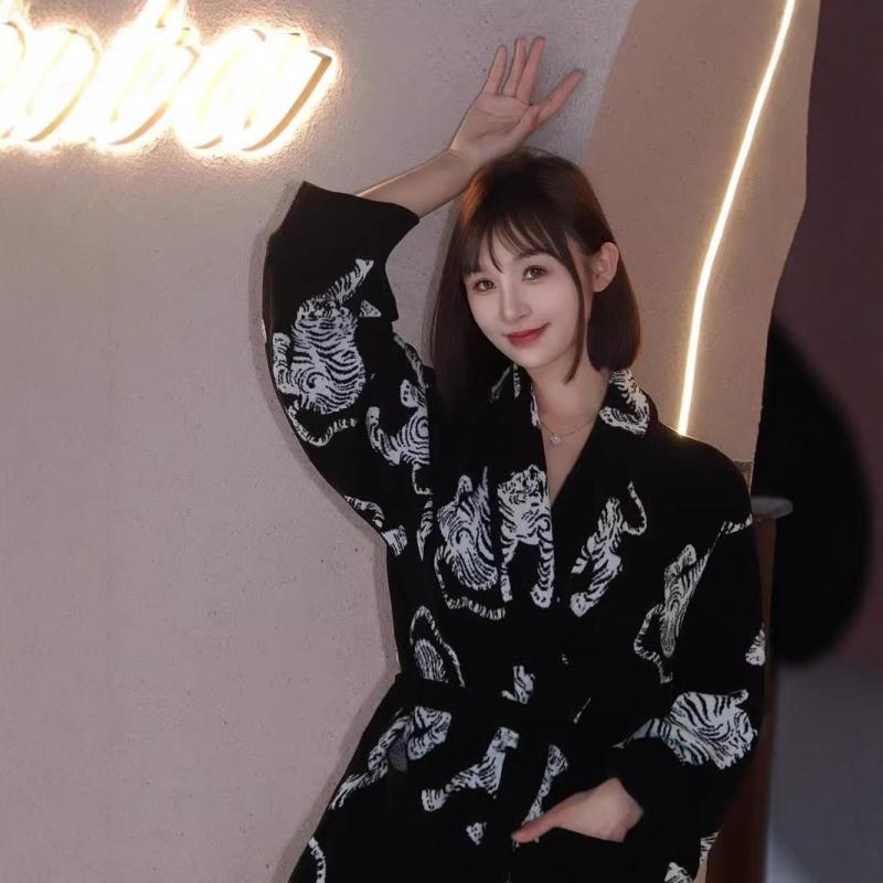 ルームウェア メンズ レディース ペア 秋冬 オリエンタル タイガー柄 ローブ ガウン 部屋着 快適な着心地 厚手 暖かい 起毛感 高級感 エレガント Vネック 外出着 ワンマイルウェア ブラック