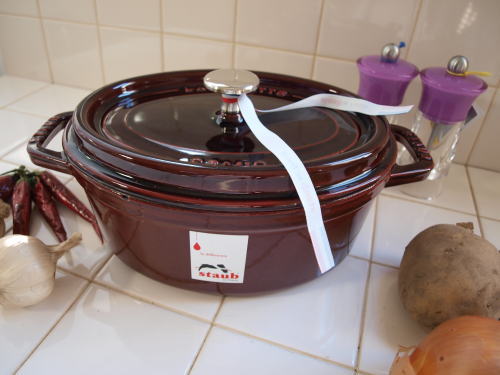 staub ストウブ マジョリカ ピコ・ココット オーバル 23 staub ストウブ の マジョリカ オーバル 23は3〜4人用の使いやすい大きさの鍋です。