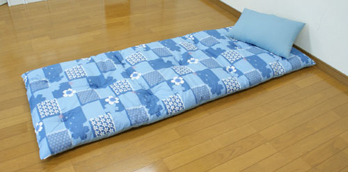 枕付きでごろ寝やうたた寝にオシャレな和風桜柄のラクラクごろ寝布団 両面仕様　ブルー　日本製