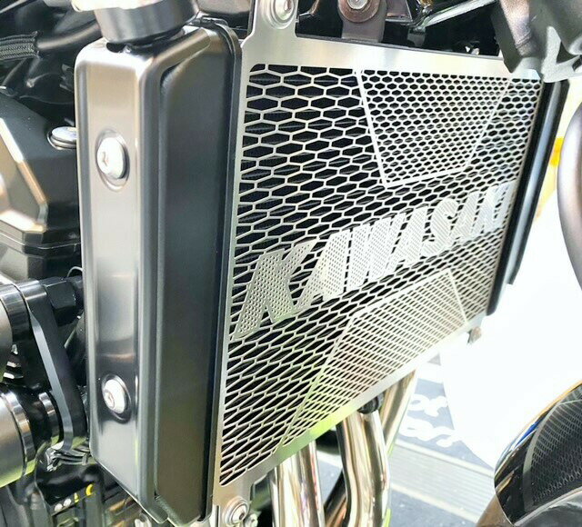 在庫有り 当日発送 KAWASAKI カワサキ 純正オプション Z900RS (21-) / Z900RS CAFE(21-) / Z900RS SE(21-) ラジエータスクリーン(Kawasakiロゴ) 99994-1670 コアガード ラジエター