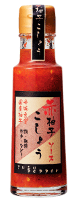 赤柚子こしょうソース（100ml）熟成された味わいの赤柚子こしょうが使いやすい液体ソースになりました！鍋、お刺身、サラダ、うどん、パスタ、ピザ、焼き魚な多彩なメニューにパパッと振りかけるだけ！柚子こしょう　ゆず　こしょう　薬味