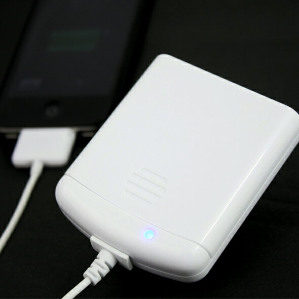 いつでもどこでも充電!iPhone・iPod用電池式充電器IBC-IP01W単3電池4本付き!!【ホワイト】【宅急便のみ】【yo-ko0806】【 ポイント 倍 】