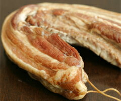 和歌山県、かつらぎ町のスゴ腕養豚家大浦さんが育てた「三元豚の手作りベーコン」どっちの〇〇ショーに取材を申し込まれた