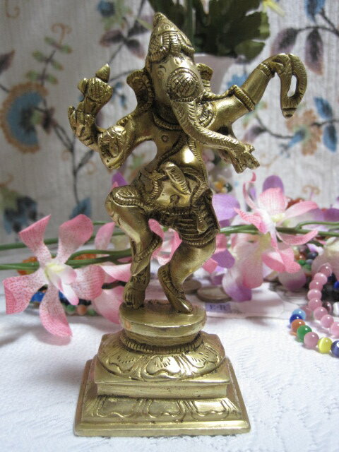 インドから直輸入！神様の置物ガネーシャ像ブラス(真鍮)製インドから直輸入！　ブラス(真鍮)製のガネーシャ像です！真鍮の神々しい輝きが美しい仏像になります！