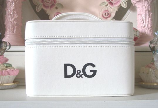 　　DOLCE & GABBANA 　ホワイトバニティバッグ　　アメリカでも入手困難です！D＆G　