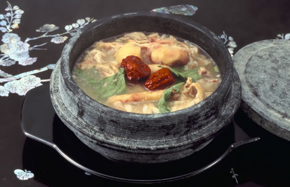 【冷凍・冷蔵可】韓国宮廷料理参鶏湯（サンゲタン）ハーフサイズ/800g（1.5人前）【SBZcou1208】