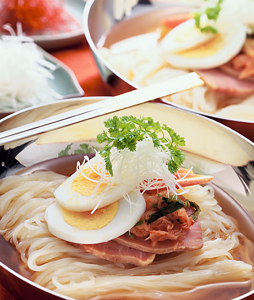 プロが選ぶ冷麺とスープ！　美味しくって大評判の韓国冷麺♪【あす楽対応】【常温・冷蔵・冷凍可】【送料無料】プロが選ぶ業務用ゴクうま韓国冷麺8食セット（麺120g×8玉、濃縮スープ30g×8袋）【あす楽対応_関東・北陸・東海・関西・中国・四国・九州】【smtb-TK】