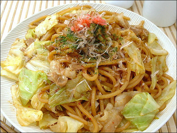 【冷凍・冷蔵可】鶴橋コリアタウン・繁盛鉄板焼き店の焼きそば8食ギフト（甘口）（麺8、ヤンニョムジャン1袋、タレ2本、白菜キムチ袋入り250g×2）【送料無料】【SBZcou1208】