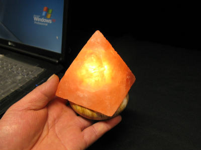 パソコンへ接続選べるUSB岩塩ランプ【ソルトランプ】白熱電球仕様 ピラミッドM710
