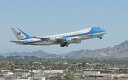 絵画風 壁紙ポスター (はがせるシール式) アメリカ合衆国大統領専用機 VC-25A エアフォースワン ボーイング 747-2G4B 82-8000 ジャンボジェット 1990年運用開始 BOEING キャラクロ 747A-002W1 (ワイド版 921mm×576mm) 建築用壁紙+耐候性塗料 インテリア
