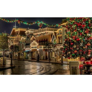 絵画風 壁紙ポスター （はがせるシール式） クリスマス ライト X'mas ディズニーランド カリフォルニア 夜景 ストリート キャラクロ DNLC-017W2 （ワイド版 603mm×376mm） ＜日本製＞ ウォールステッカー お風呂ポスター