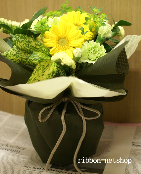 【父の日】【送料無料】季節のお花のスタンディングブーケ（生花）（ビタミンカラー）FL-FD…...:ribbonshop:10007496