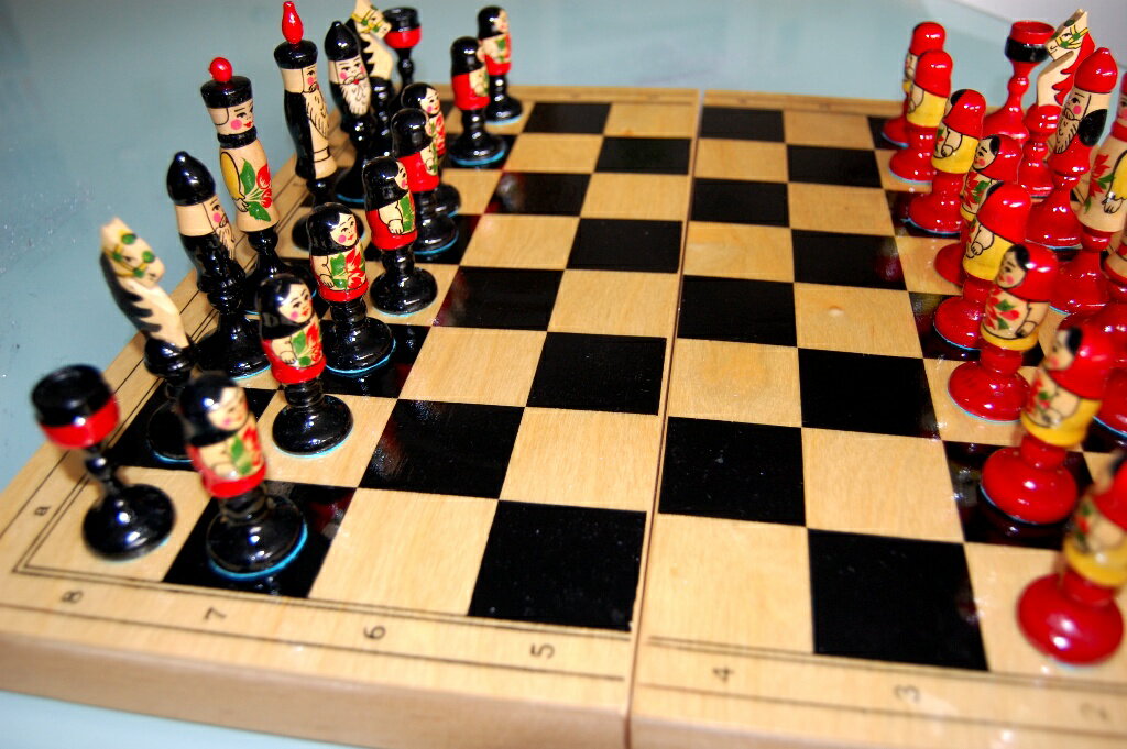 マトリョーシカモチーフの小物チェス【マトリョーシカ】リアルな勝負をマト駒で