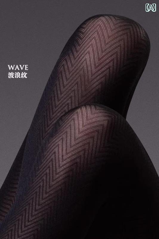 柔らかい天鵞絨のテーブルワン製の魅惑的ウェーブ斜線ストッキングが脚を細く見せる効果があり春秋にぴったりの透け感のあるシルクストッキングです。