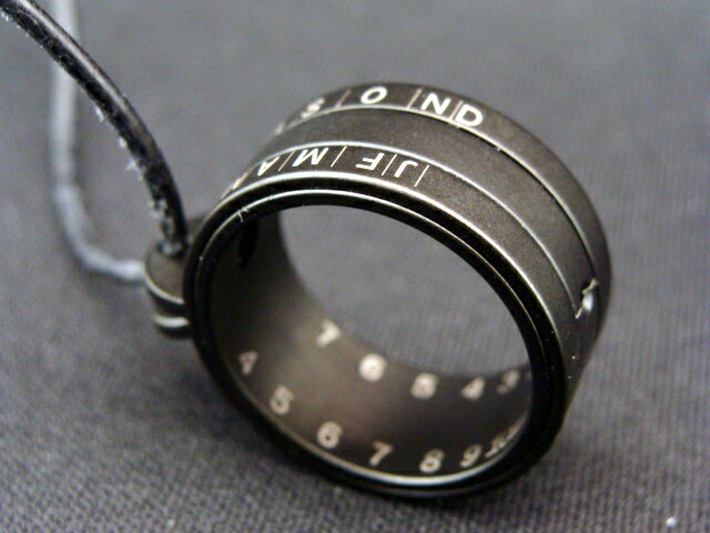 正規品ノモス　NOMOS　シンプル時計の究極の姿　ネックレス　サンダイヤル限定500本　ブラックIPモデル　サンリング　日時計　　　ランキング1位獲得！！