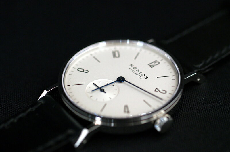 2/21値上げ　正規品　ドイツ製NOMOSノモス　TANGENTE「タンジェント」　手巻き　ドイツ製　バウハウスデザイン　TN1A1W2　今だけ旧価格☆正規品ノモス「NOMOS　タンジェント」TN1A1W2　保障付き☆職人さんも納得の作りと精度。ゲルマン魂が感じられる腕時計 