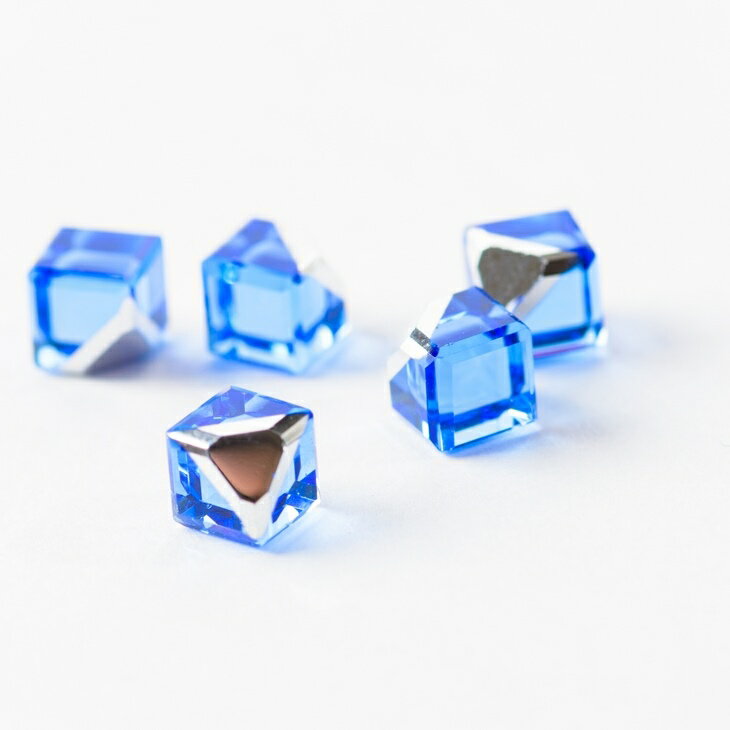 穴なしガラスキューブビーズ サファイア