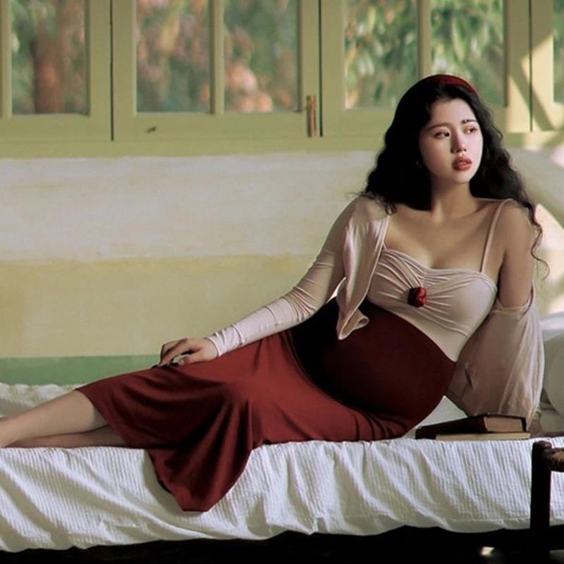 マタニティ フォト 衣装 おしゃれ 記念 フォトスタジオ 妊婦 アート 写真 妊婦 ママ レトロ 赤 ドレス フリーサイズ セットアップ キャミワンピース