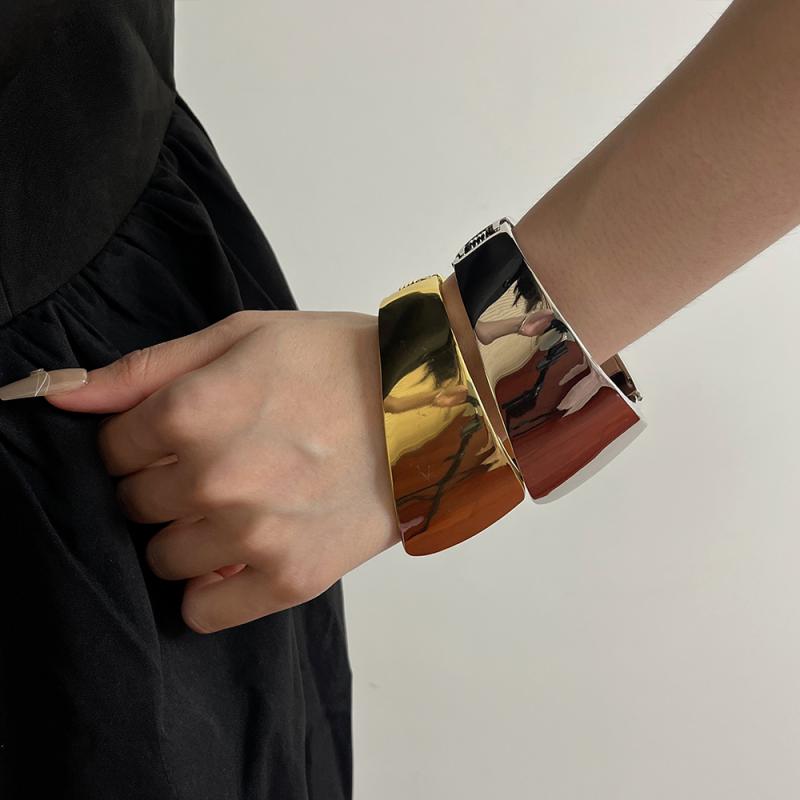 カフブレスレット バングル エスニック レディース アクセサリー アメリカン 金属 光沢 スプリング オープニング シンプル 軽量 豪華感 スタイリッシュ