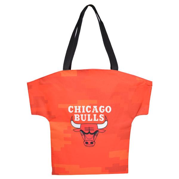 NBA リバーシブル トートバック - 
Tシャツを彷彿させるデザインにチームロゴが描かれたリバーシブル トートバッグが新入荷！！
