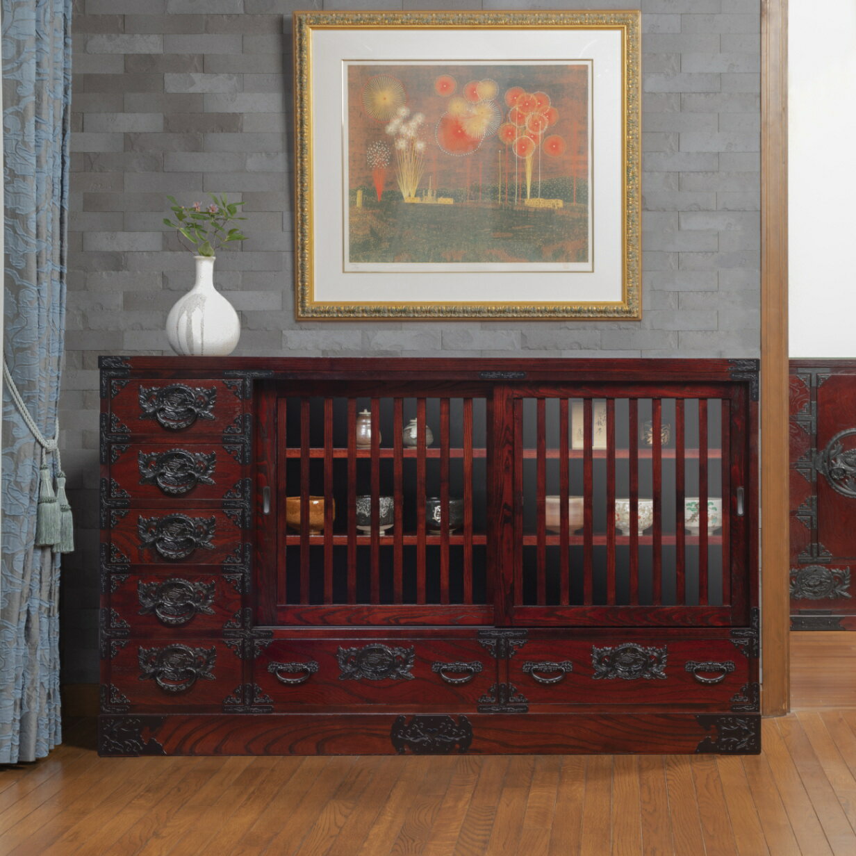 ［仙台箪笥］五尺水屋サイドボード90 #422　和箪笥 収納家具 チェスト 引き出し付き 書類収納 食器 水屋 格子 リビング 漆塗り 金具 伝統工芸 欅材 桐無垢 日本製 高級 和モダン インテリア 国産家具 プレゼント ギフト 職人手作り 桐箪笥 岩谷堂箪笥 受け継ぐ家具 欅産業