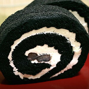 竹炭で真っ黒ロールケーキ