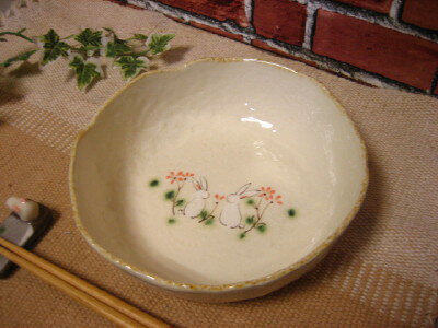 和食器　うさぎ模様でこぼこ中鉢（白）