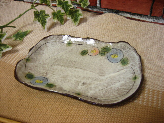 【今だけ特別価格！！】線彫り模様椿シリーズ変形焼き物皿