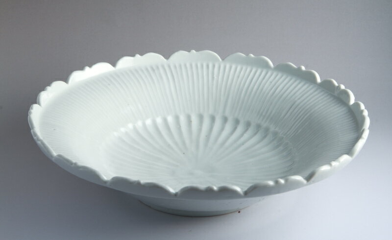 九谷焼 文吉窯そメや白磁　尺鉢大輪菊高貴でたいへん美しい大鉢。飾皿としても。