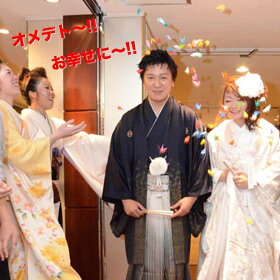 折り鶴シャワーしあわせの願いを込めて千羽の折り鶴での祝福のシャワー