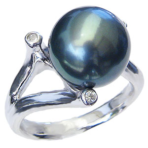 真珠 パール:リング:タヒチ黒蝶真珠:11mm:真珠:指輪:リング:プラチナブラックパールを支える　3石のダイヤモンドがスタイリッシュ