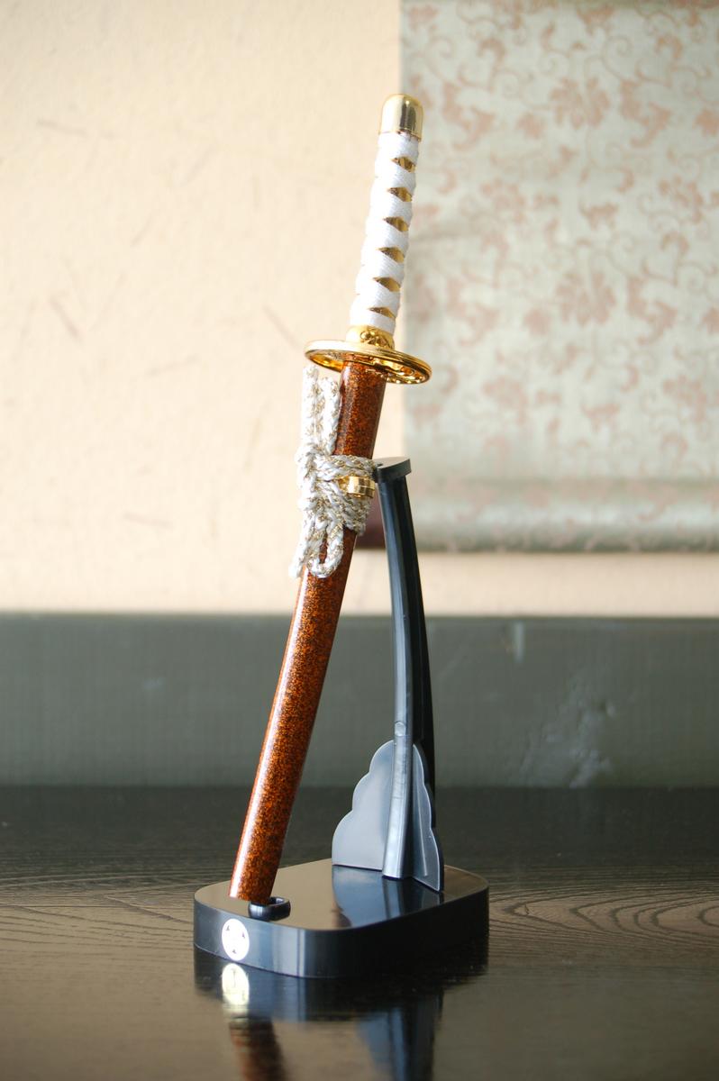 ミニ日本刀（金茶）小刀1本立セット刀型ペーパーナイフ省スペースでアクセントのある飾りに最適です！