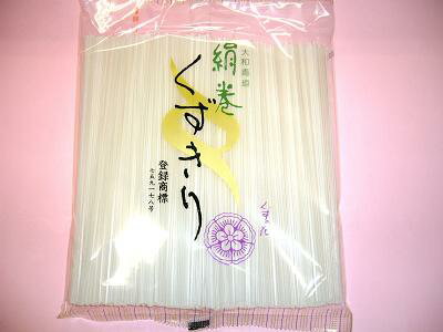 くずきり細(業務用）500gくずきり細（500g） 絹巻と銘打つ如く、しなやかな感覚と風雅な味わいをそえた麺の絶品です鍋もの・冷菓・酢の物・サラダ・吸い物・八宝菜