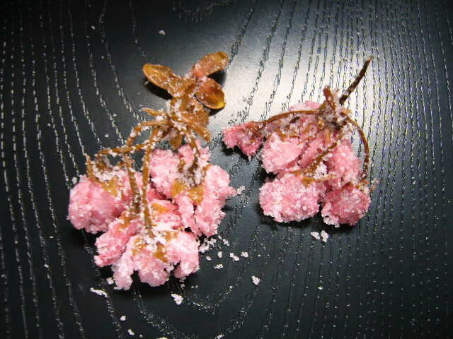 桜花漬け（1kg）国産極上の桜花漬けですこの色は自然のものです>200グラム入りもあります当店人気商品(おせち食材）