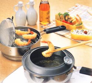 【送料無料】揚げてお仕舞い天ぷら鍋【送料無料】揚げる・油切り・油こし機能がドッキング！フタとお鍋を重ねて収納。ムダを省いて便利さ2倍！適温が一目でわかる温度計付き！