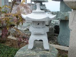 【送料無料】雪見燈籠（1尺・角型）【御影石】日本庭園の定番商品！！こちらのサイズは坪庭や玄関まわりなどにピッタリです♪