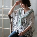 チュニック M/L/LLサイズ シックに華やいで、リラックス感ある着こなしに。花柄ドルマンシャツチュニックレディース/スキッパー/ブラウス/半袖/5分袖/五分袖soulberryオリジナル:流行や年代にとらわれない、ナチュラルでベーシックなおしゃれを提案する『soulberry*オリジナル』より、洗練された大人のシャツチュニックが登場です。裾から上に向かって、芽吹くように描かれた草花柄がシックなムード満点。季節感がありながらも、落ち着いた雰囲気に仕上がります。ゆったりと着られるドルマンスリーブに長めの着丈で、体のラインを気にせず着られるノンストレスなシルエットも魅力のひとつ。とろみ感のある生地なので重く見えず、颯爽と着られる1枚です。甘すぎない大人の花柄で、日常のカジュアルスタイルに華を添えてくれるシャツチュニックを、ぜひお試しください。 soulberry(ソウルベリー)はリネンやコットンを使った大人可愛い服や雑貨など「ナチュラル&リラックス」なスタイルを提案するショップです。 【ブラック】/【ホワイト】 【M】/【L】/【LL】 【春夏】 【花柄】▲ 気になるコーディネート画像をクリック ▲ http://hb.afl.rakuten.co.jp/hgc/g00px9z1.q0w82975.g00px9z1.q0w83df9/?pc=http%3A%2F%2Fitem.rakuten.co.jp%2Fsoulberry%2Ft5a0435%2F&m=http%3A%2F%2Fm.rakuten.co.jp%2Fsoulberry%2Fi%2F10044912%2F