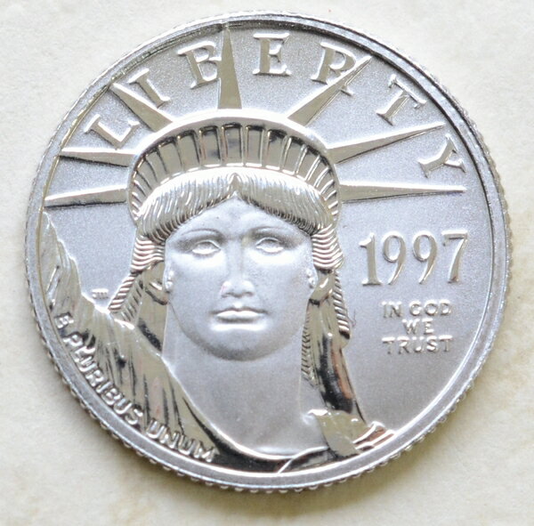 イーグル・プラチナコイン 1/10オンス 1997年製アメリカ合衆国発行プラチナ(白金）コイン には世界共通の普遍的な価値があります+:*;.プラチナイーグルコイン.;*:+　表面には優雅に飛ぶワシの絵柄♪あなたも気品ある輝きに触れてみては？？
