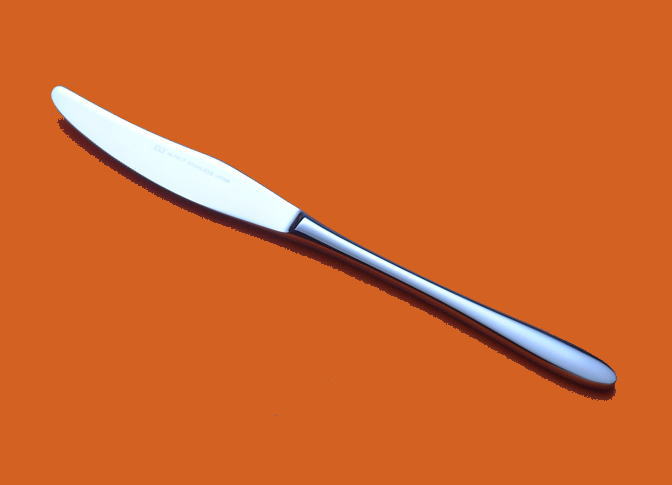 ジェンヌ　ディナーナイフ（共柄）鋸刃付アルファクトの最高級ステンレス・カトラリー　