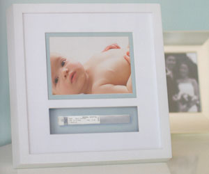 【pearhead/ペアヘッド】 ブレスレットフレームママと赤ちゃんを繋いだネームプレートと写真を両方飾れるフレームです。