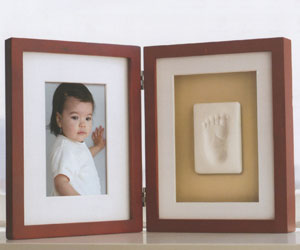 【pearhead/ペアヘッド】 スタンドフレーム赤ちゃんの写真と手形・足形を一緒に保管出来るフレームです。