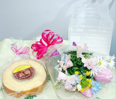 【送料無料】【生花】ミニ花束と長崎バウムクーヘン　324　