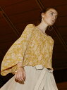 【SALE/30%OFF】beautiful people crepe flower printgathered blouse ビューティフル ピープル シャツ/ブラウス【RBA_S】【RBA_E】【送料無料】:beautiful people(ビューティフル ピープル)crepe flower printgathered blouse襟ぐりと裾をゴムギャザーで仕立てた、上下逆さまでも着られる2WAYブラウス。着方によってフォルムが異なり、透け感を活かしたレイヤードスタイルが楽しめます。楊柳クロスにプリーツをかけることで、方向によって変化するエアリーなボリュームと流れるような落ち感をメイク。ヴィンテージの植物図案集から連想を得たフラワープリントには、ひっそりと熊の爪が隠れています。シルキータッチのポリエステルクロスを使用。1715106005-aaa-34 376399■■111■■【採寸】サイズ裾周り裄丈着丈3467.033503669.03551商品のサイズについて【商品詳細】日本素材:ポリエステル100%サイズ:34、36石油系ドライクリーニング※画面上と実物では多少色具合が異なって見える場合もございます。ご了承ください。商品のカラーについて 【予約商品について】 ※「先行予約販売中」「予約販売中」をご注文の際は予約商品についてをご確認ください。 ■重要なお知らせ当店では在庫を複数サイトで共有しているため、同時にご注文があった場合、売切れとなってしまう事がございます。お手数ですが、ご注文後に当店からお送りする「ご注文内容の確認メール」をご確認ください。 商品ページに記載しているメーカー希望小売価格は、楽天市場「商品価格ナビ」に登録されている価格に準じています。 商品の価格について 商品を2点以上ご注文の場合、発送予定日が表記と異なる場合がございます。詳しくは発送についてをご確認ください。beautiful peoplebeautiful peopleのシャツ/ブラウスその他シャツ/ブラウスご注文・お届けについて発送ガイドラッピンググッズギフト配送NG2,000円以上送料無料ご利用ガイドよくあるご質問 http://hb.afl.rakuten.co.jp/hgc/g00rf711.q0w8265f.g00rf711.q0w838b2/?pc=http%3A%2F%2Fitem.rakuten.co.jp%2Fstylife%2F376399%2F&m=http%3A%2F%2Fm.rakuten.co.jp%2Fstylife%2Fi%2F11300652%2F