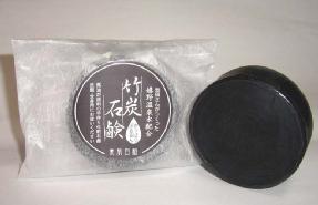 ◆【共同購入★P2倍】池田さんの手作り【竹炭石鹸】が底値10％OFF！しかも今だけ【P2倍】にUP！原料オイルは100％馬油。「美肌の湯（嬉野温泉水）」をたっぷり配合した当店の限定品♪竹炭、竹酢液を配合したさっぱりとした洗い上がりが人気の石鹸です。アトピーやニキビのケ